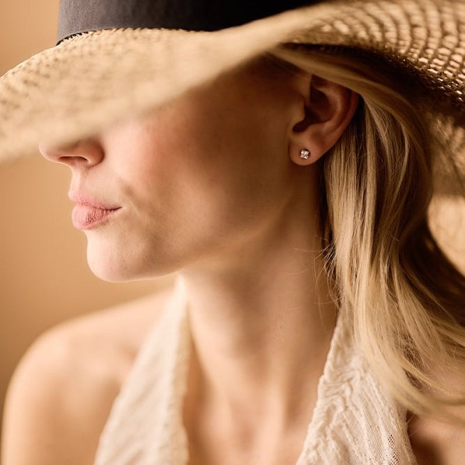 Oorbellen Blomdahl titanium goudkleurig knopje 5 mm. zirconiasteentje