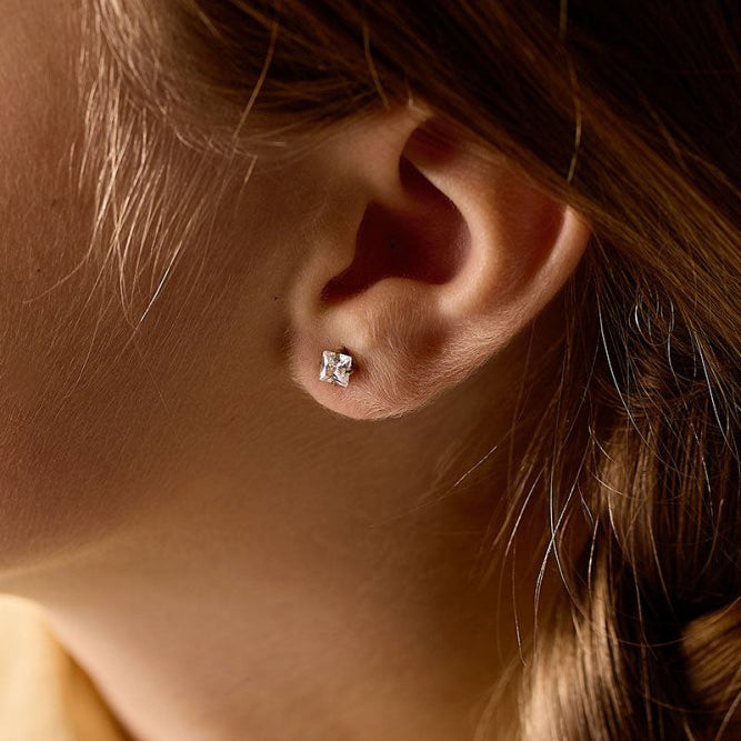 Oorbellen Blomdahl titanium goudkleurig knopje 5 mm. zirconiasteentje - Staartjes en Strikjes
