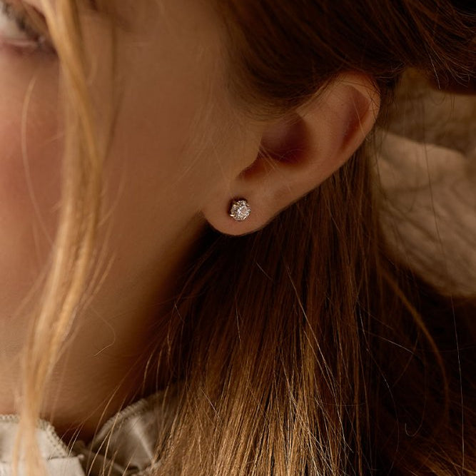 Oorbellen Blomdahl titanium goudkleurig knopje 6 mm. zirconiasteentje - Staartjes en Strikjes