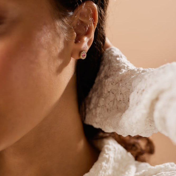 Oorbellen Blomdahl titanium goudkleurig rondje crystal roze 8 mm. (incl. achterkantjes) - Staartjes en Strikjes