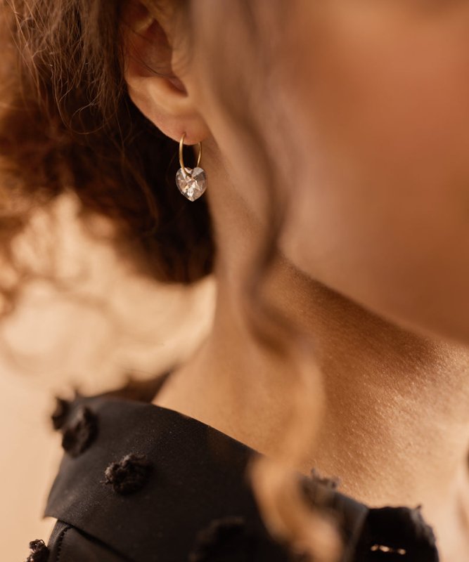 Oorbellen Blomdahl titanium goudkleurige oorringen 14 mm. kristal hartje black diamond - Staartjes en Strikjes