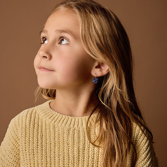 Oorbellen Blomdahl titanium goudkleurige oorringen – 14 mm kristallen hartje saffier blauw - Staartjes en Strikjes