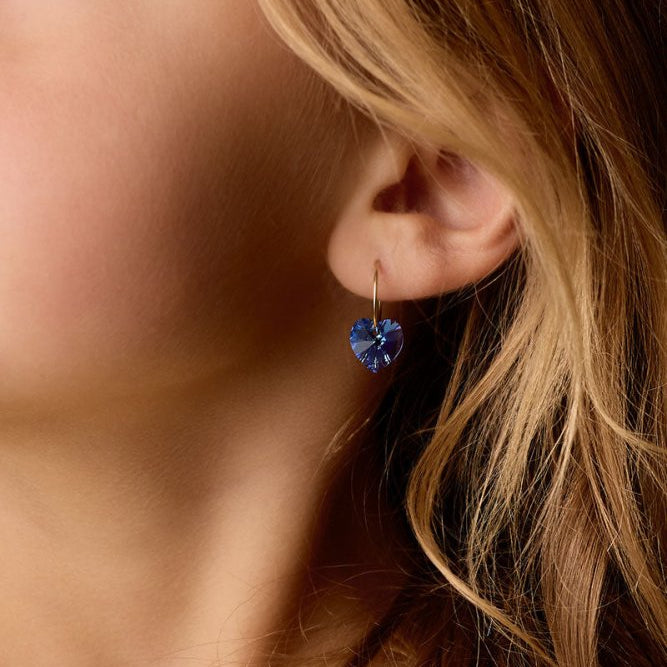 Oorbellen Blomdahl titanium goudkleurige oorringen – 14 mm kristallen hartje saffier blauw - Staartjes en Strikjes