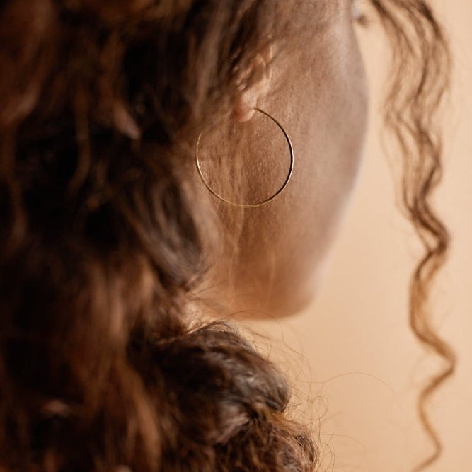 Oorbellen Blomdahl titanium goudkleurige oorringen groot 30 mm. - Staartjes en Strikjes