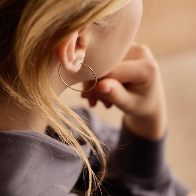 Oorbellen Blomdahl titanium goudkleurige oorringen groot 30 mm. - Staartjes en Strikjes