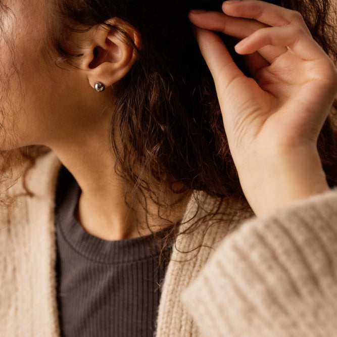 Oorbellen Blomdahl titanium half rondje 8 mm. (incl. achterkantjes) - Staartjes en Strikjes