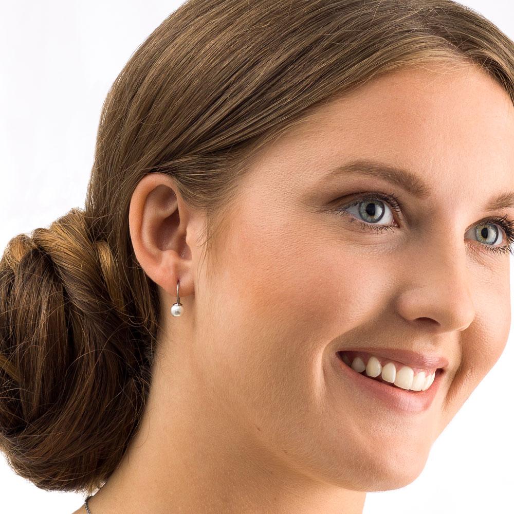 Oorbellen Blomdahl titanium hanger Swarovski parel wit - Staartjes en Strikjes