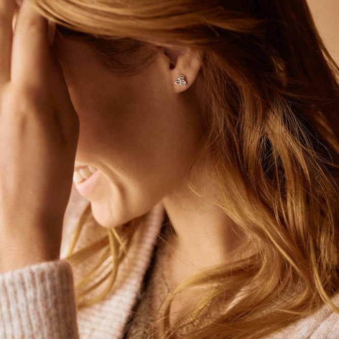 Oorbellen Blomdahl titanium klavertje 8 mm. goudkleurig (incl. achterkantjes) - Staartjes en Strikjes