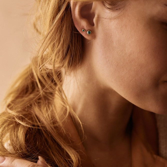 Oorbellen Blomdahl titanium knopje 3 mm. goudkleurig emerald green (incl. achterkantjes) - Staartjes en Strikjes
