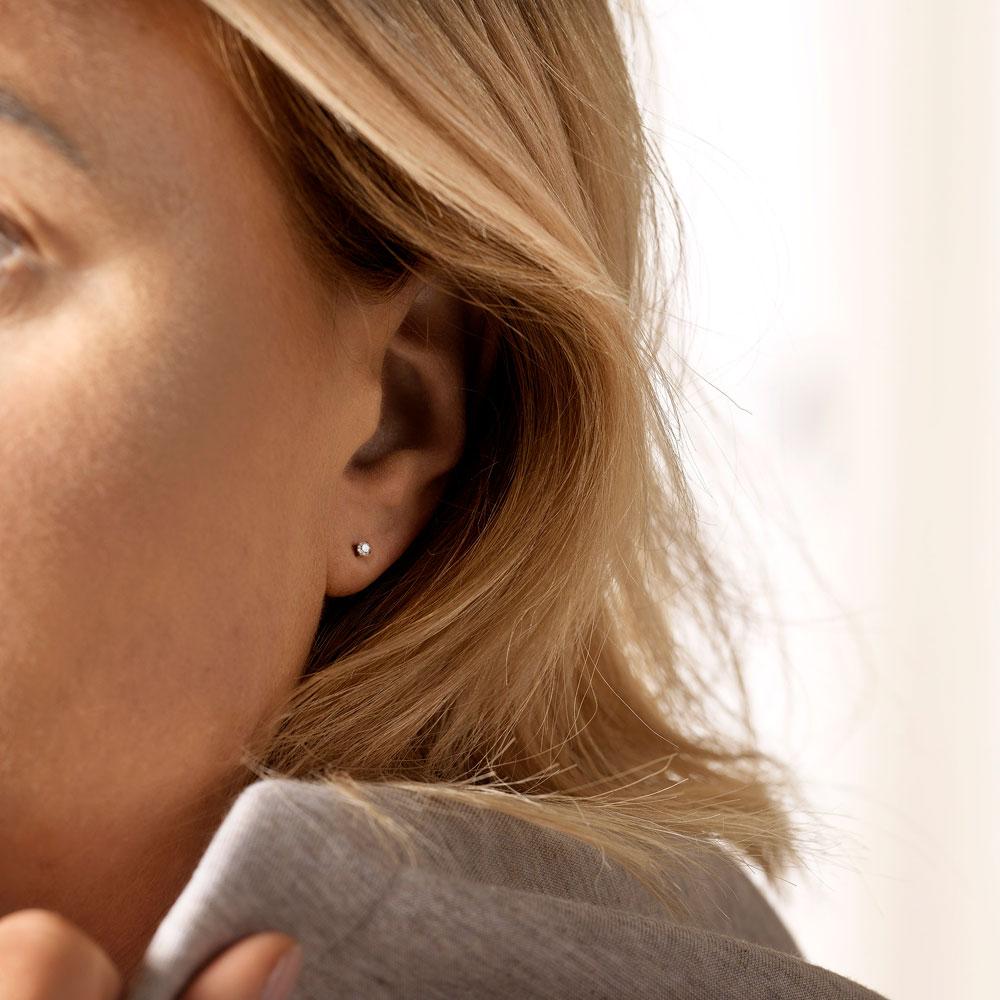 Oorbellen Blomdahl titanium knopje 3 mm. zirconiasteentje (incl. achterkantjes)