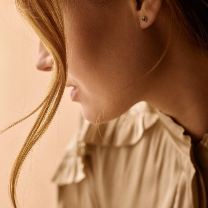 Oorbellen Blomdahl titanium knopje 4 mm. crystal emerald green (incl. achterkantjes) - Staartjes en Strikjes