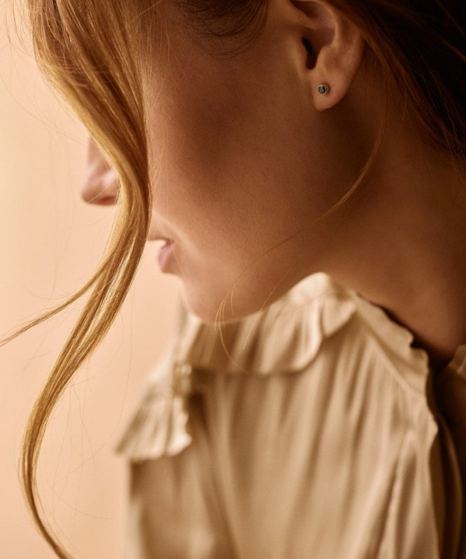 Oorbellen Blomdahl titanium knopje 4 mm. crystal emerald green (incl. achterkantjes) - Staartjes en Strikjes