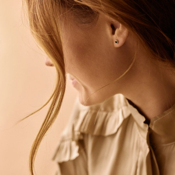 Oorbellen Blomdahl titanium knopje 4 mm. crystal emerald green (incl. achterkantjes) - Staartjes en Strikjes