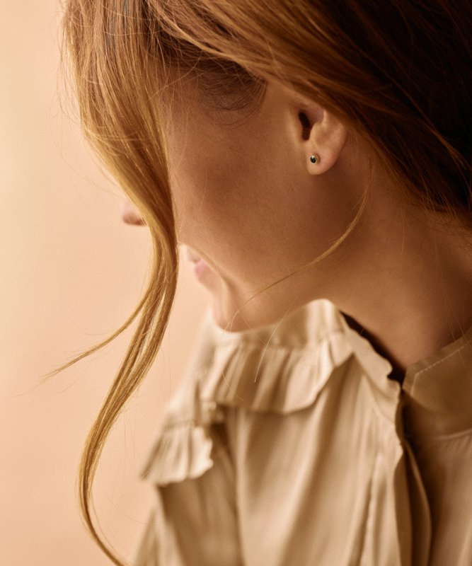 Oorbellen Blomdahl titanium knopje 4 mm. crystal emerald green (incl. achterkantjes) - Staartjes en Strikjes