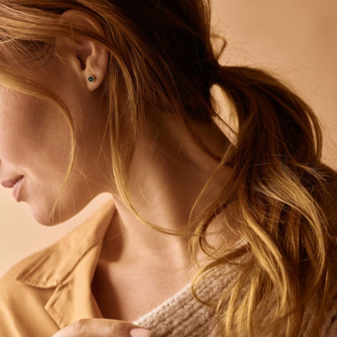 Oorbellen Blomdahl titanium knopje 5 mm. goudkleurig emerald green (incl. achterkantjes) - Staartjes en Strikjes