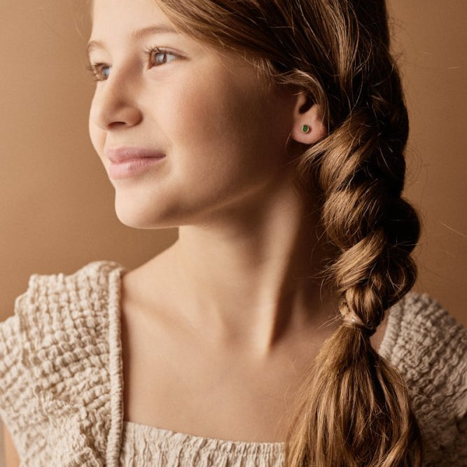 Oorbellen Blomdahl titanium knopje 5 mm. goudkleurig emerald green (incl. achterkantjes)