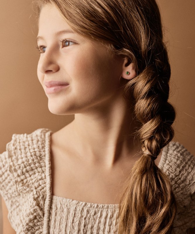 Oorbellen Blomdahl titanium knopje 5 mm. goudkleurig emerald green (incl. achterkantjes)