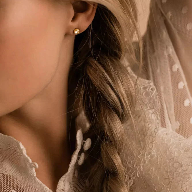 Oorbellen Blomdahl titanium knopje 5 mm. goudkleurig (incl. achterkantjes) - Staartjes en Strikjes