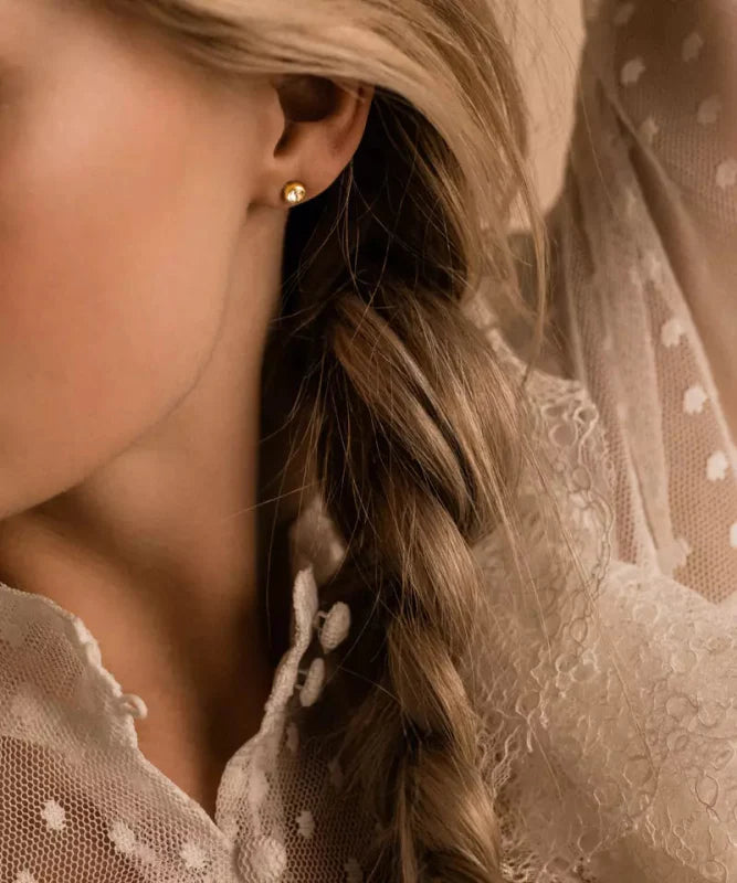 Oorbellen Blomdahl titanium knopje 5 mm. goudkleurig (incl. achterkantjes) - Staartjes en Strikjes