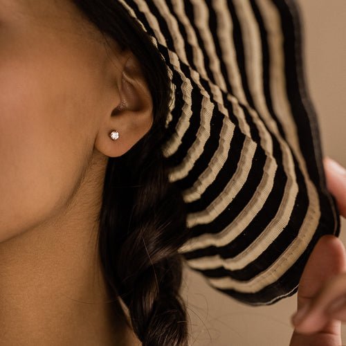 Oorbellen Blomdahl titanium knopje 5 mm. zirconiasteentje goudkleurig (incl. achterkantjes) - Staartjes en Strikjes