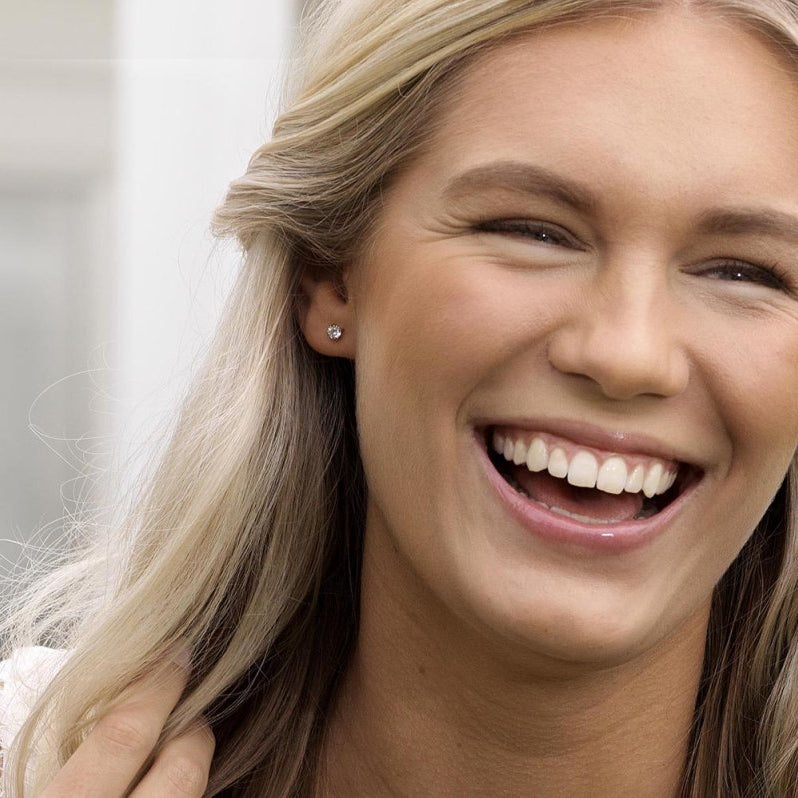 Oorbellen Blomdahl titanium knopje 5 mm. zirconiasteentje goudkleurig (incl. achterkantjes)