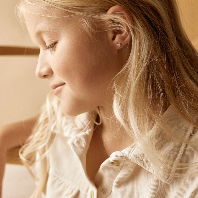 Oorbellen Blomdahl titanium knopje 5 mm. zirconiasteentje goudkleurig (incl. achterkantjes)