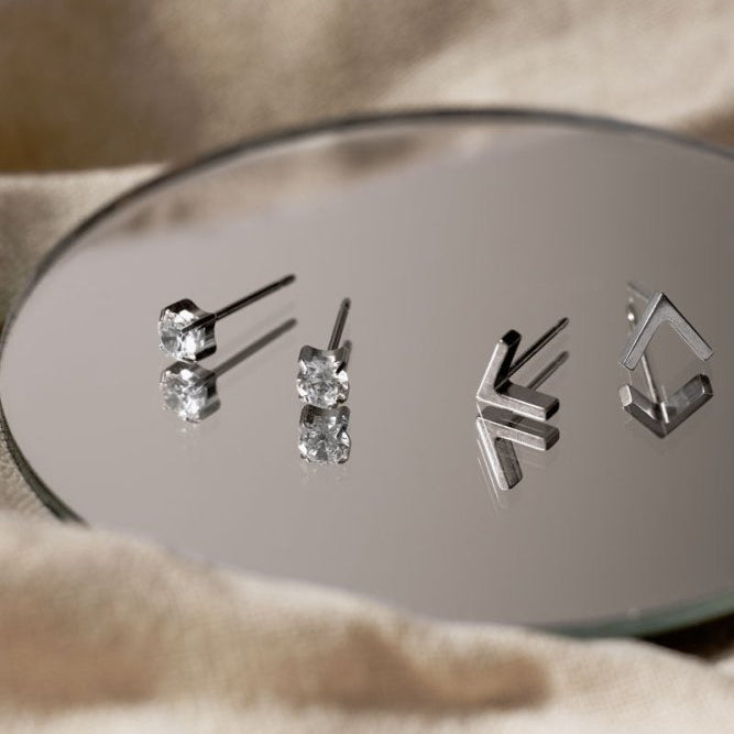 Oorbellen Blomdahl titanium knopje 5 mm. zirconiasteentje (incl. achterkantjes) - Staartjes en Strikjes