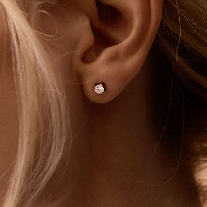 Oorbellen Blomdahl titanium knopje 6 mm. zirconiasteentje - Staartjes en Strikjes
