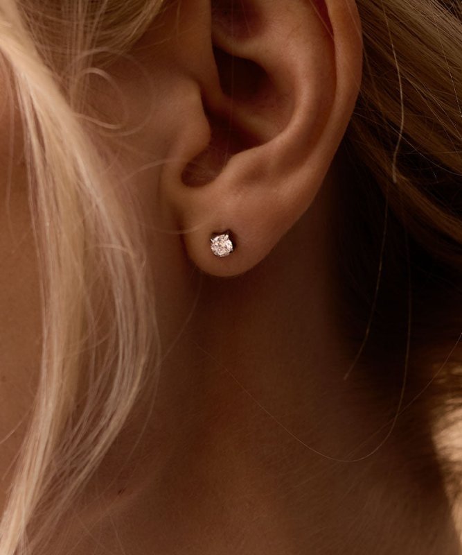 Oorbellen Blomdahl titanium knopje 6 mm. zirconiasteentje