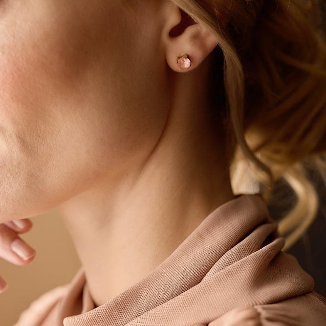 Oorbellen Blomdahl titanium knopje 7 mm. zirconiasteentje koraal (incl. achterkantjes)