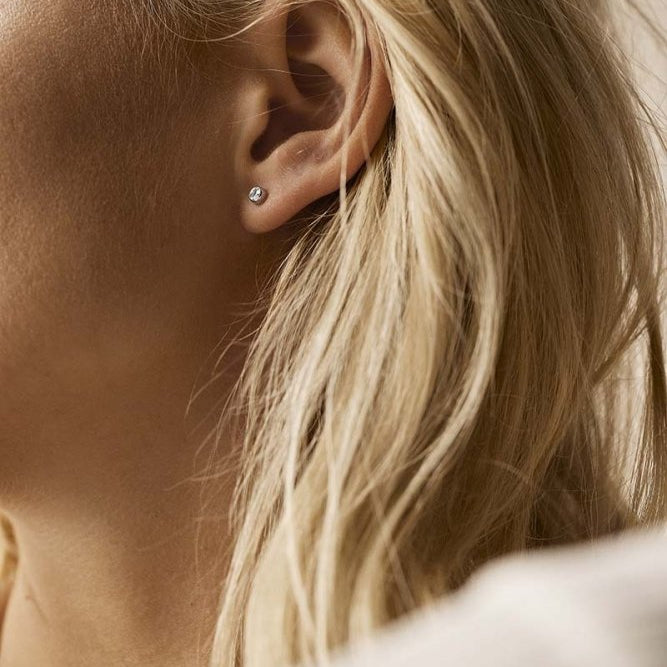 Oorbellen Blomdahl titanium knopje crystal 5 mm. (incl. achterkantjes)