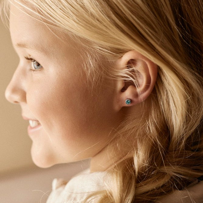 Oorbellen Blomdahl titanium knopje turqoise 5 mm. (incl. achterkantjes) - Staartjes en Strikjes