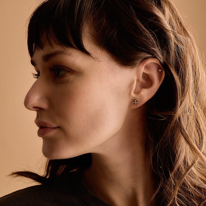 Oorbellen Blomdahl titanium kruisje – 8 mm met kristalletjes