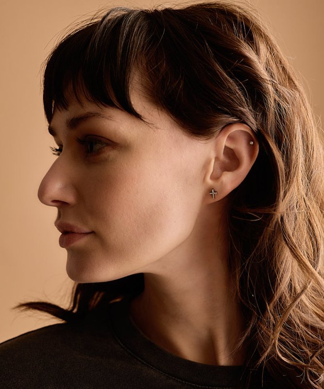 Oorbellen Blomdahl titanium kruisje – 8 mm met kristalletjes