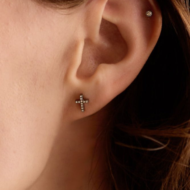 Oorbellen Blomdahl titanium kruisje – 8 mm met kristalletjes - Staartjes en Strikjes