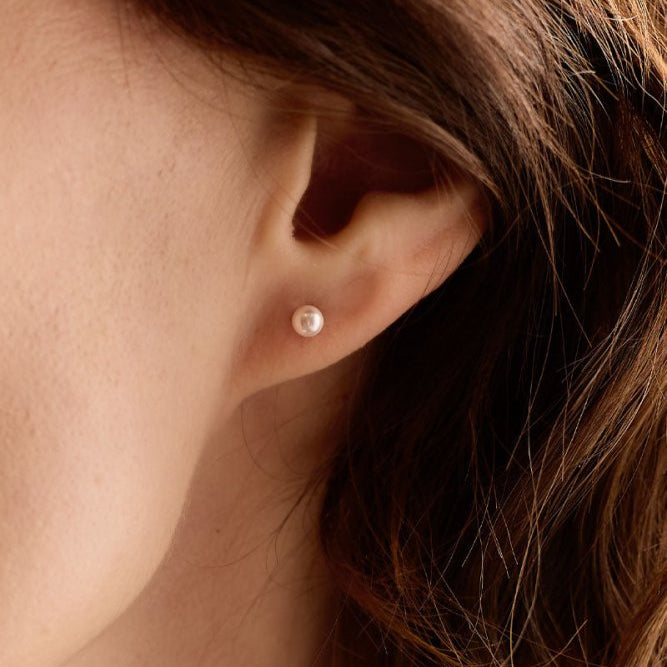 Oorbellen Blomdahl titanium met parel – lichtroze 4 mm - Staartjes en Strikjes