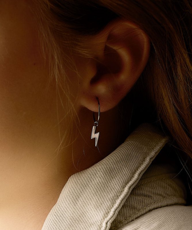Oorbellen Blomdahl titanium oorringen 14 mm. bliksem