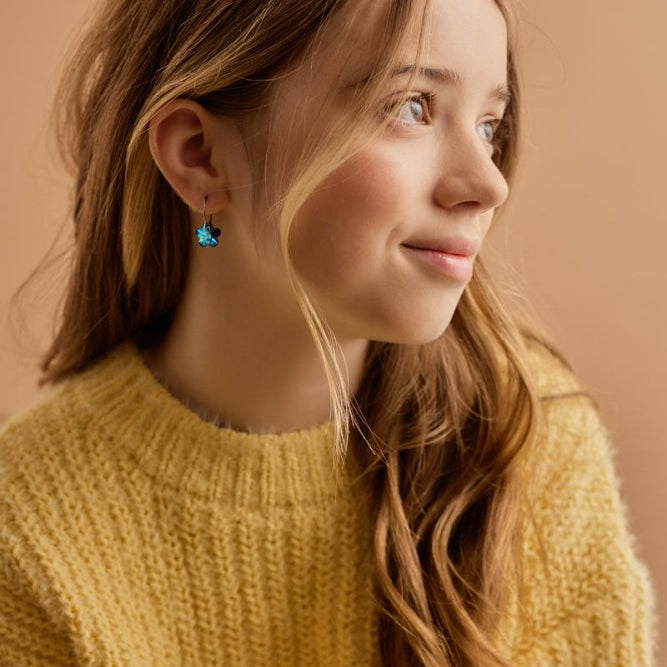 Oorbellen Blomdahl titanium oorringen 14 mm. bloemetje turqoise - Staartjes en Strikjes