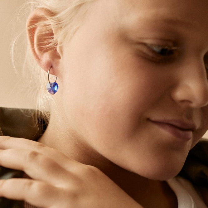 Oorbellen Blomdahl titanium oorringen 14 mm. kristal hartje saffier blauw - Staartjes en Strikjes