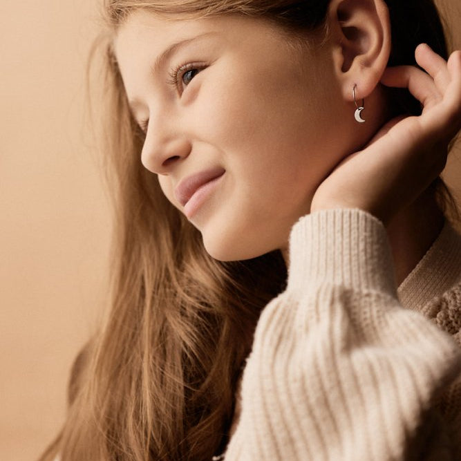 Oorbellen Blomdahl titanium oorringen 14 mm. met maan - Staartjes en Strikjes