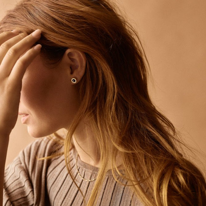 Oorbellen Blomdahl titanium rondje goudkleurig met zwart crystal 8 mm. (incl. achterkantjes) - Staartjes en Strikjes