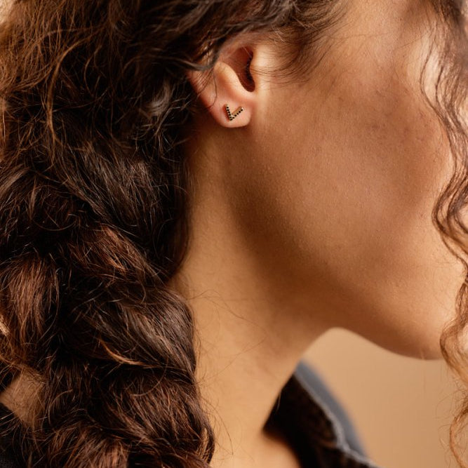 Oorbellen Blomdahl titanium V - vorm goudkleurig zwart crystal (incl. achterkantjes) - Staartjes en Strikjes