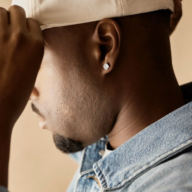 Oorbellen Blomdahl titanium vierkantje 8 mm. met kristalletje (incl. achterkantjes) - Staartjes en Strikjes