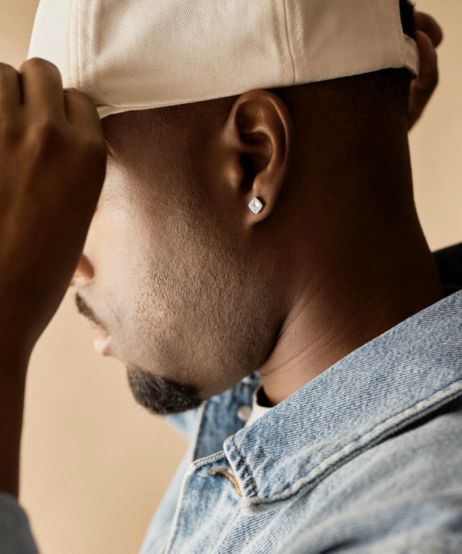 Oorbellen Blomdahl titanium vierkantje 8 mm. met kristalletje (incl. achterkantjes) - Staartjes en Strikjes