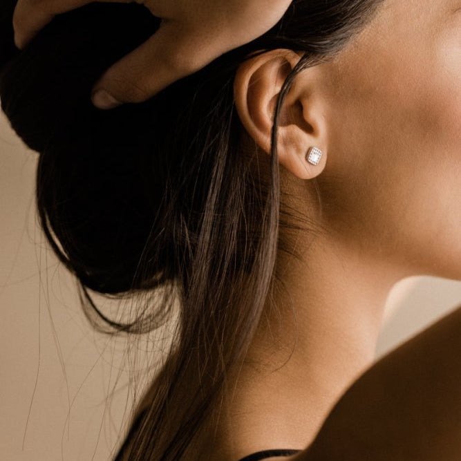 Oorbellen Blomdahl titanium vierkantje 8 mm. met kristalletje (incl. achterkantjes) - Staartjes en Strikjes