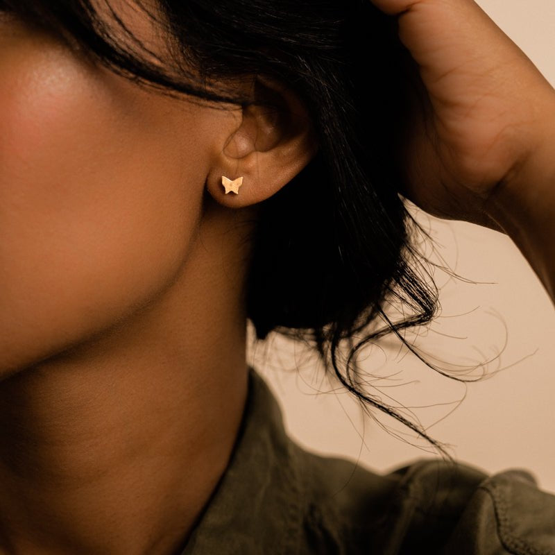 Oorbellen Blomdahl titanium vlindertje goudkleurig 8 mm. (incl. achterkantjes) - Staartjes en Strikjes