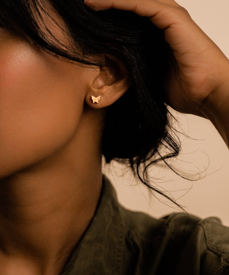 Oorbellen Blomdahl titanium vlindertje goudkleurig 8 mm. (incl. achterkantjes) - Staartjes en Strikjes