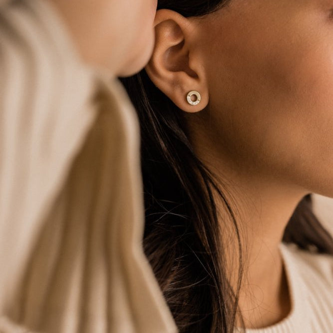 Oorbellen Blomdahl titanum rondje goudkleurig met kristalletjes (incl. achterkantjes) - Staartjes en Strikjes