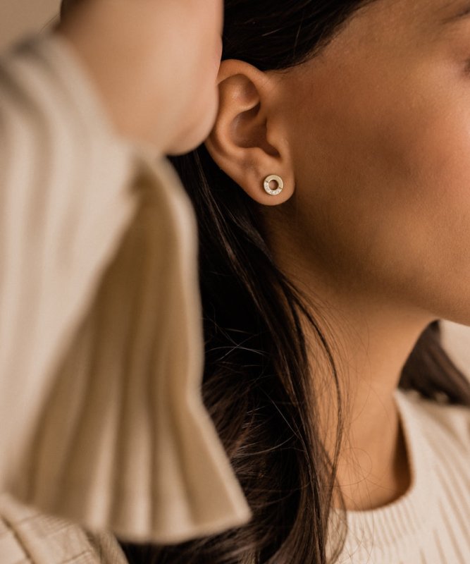 Oorbellen Blomdahl titanum rondje goudkleurig met kristalletjes (incl. achterkantjes) - Staartjes en Strikjes