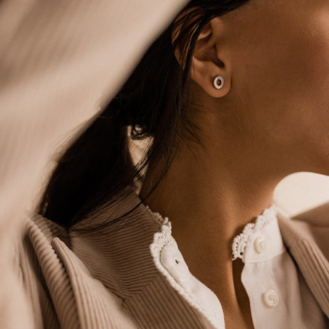 Oorbellen Blomdahl titanum rondje met kristalletjes (incl. achterkantjes) - Staartjes en Strikjes